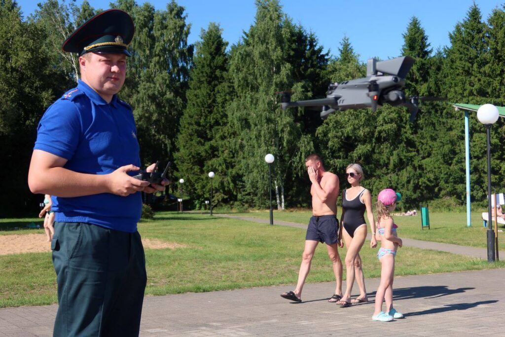 Квадрокоптер с громкоговорителями применяют на пляжах Мядельского района