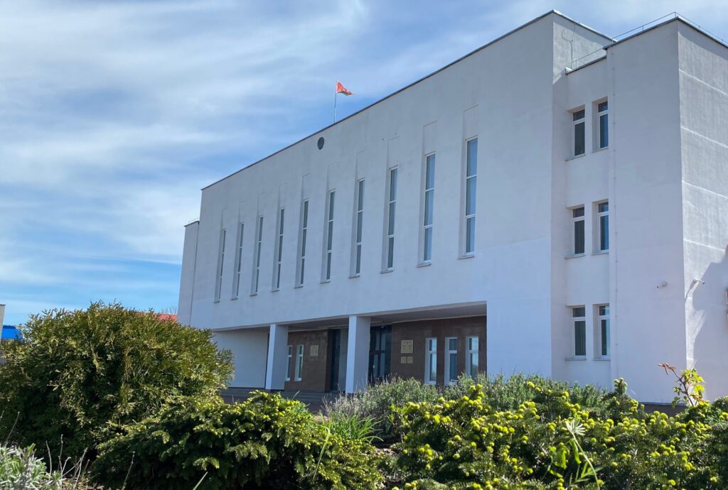 Пьют и детей не жалеют — в Мяделе рассмотрели ситуацию с неблагополучными семьями