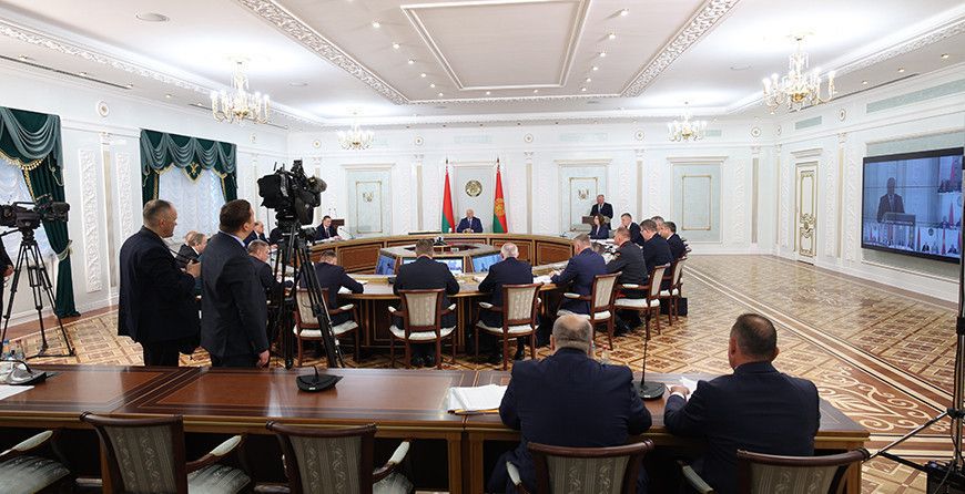 Лукашенко распорядился отправлять в армию  нарушителей на жатве