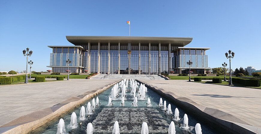 Лукашенко поздравил личный состав и ветеранов транспортных войск с профессиональным праздником