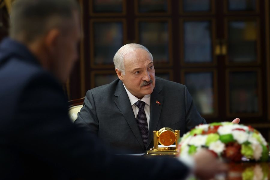 Лукашенко будет просить небесную канцелярию о сухой погоде на жатве