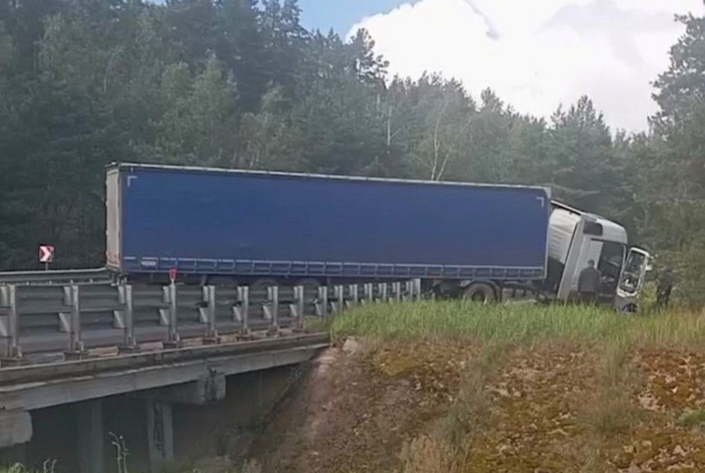 Фура врезалась в ограждение и парализовала движение на дороге Минск – Калачи – Мядель
