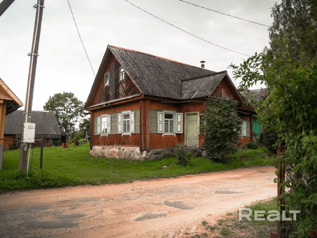 В деревне Мядельского района дешево продают бревенчатый дом
