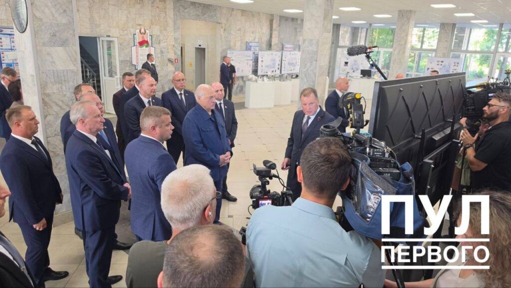 Лукашенко посетил легендарный завод «Зенит-БелОМО» в Вилейке
