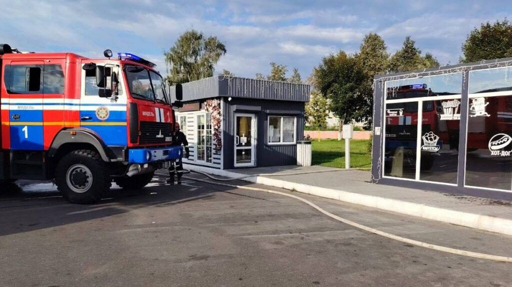 Спасатели ликвидировали загорание в торговом объекте в Мяделе