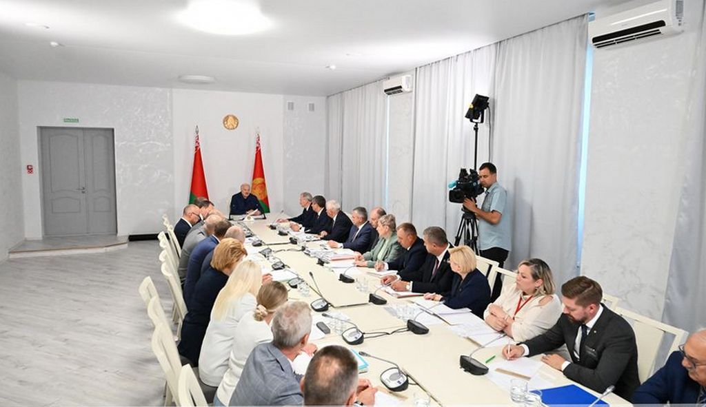 Просрочка и тухлятина! Лукашенко возмутился качеством товаров в магазинах на селе