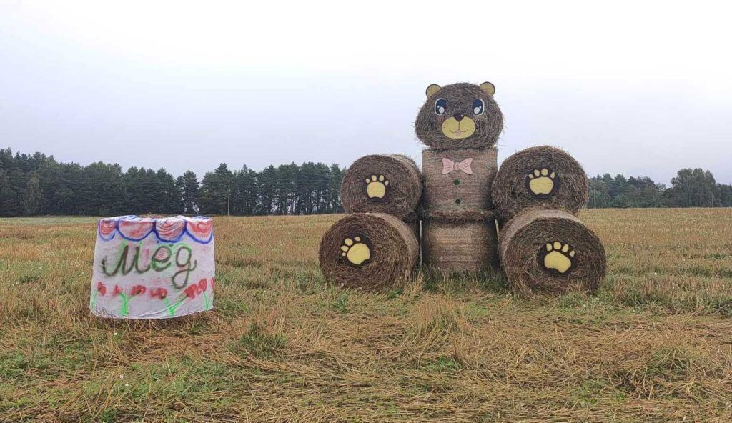 Соломенный медведь с медом встречает водителей в Мядельском районе