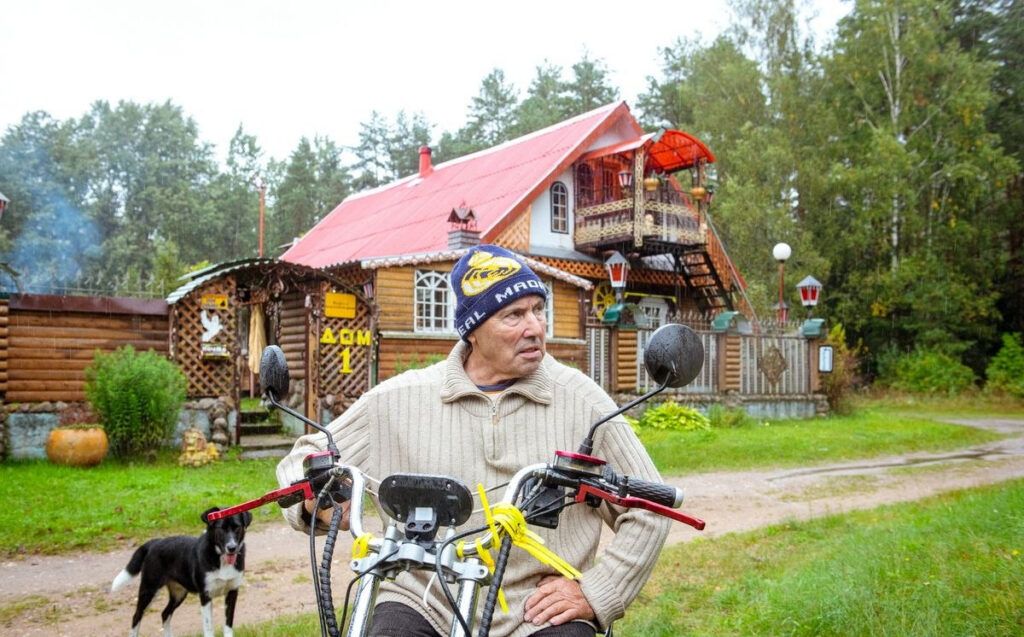 80-летний житель Мядельского района создал сказочную усадьбу в лесу без единого чертежа