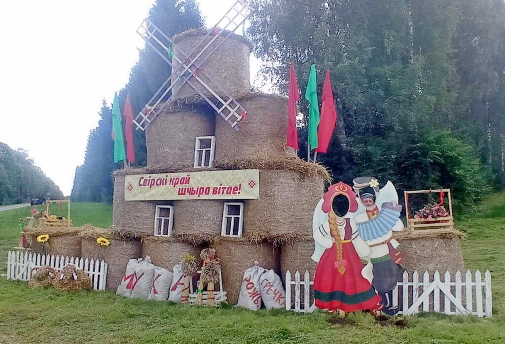 Композиция из соломы появилась возле трассы Полоцк – Вильнюс в Мядельском районе