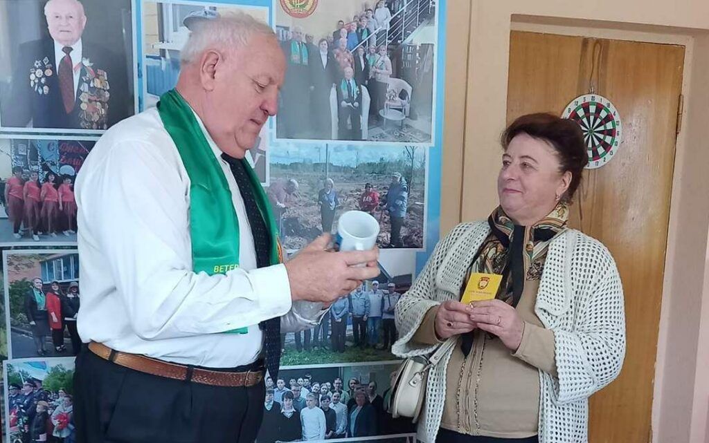В Мядельском районе продолжили вручение нагрудных знаков «Почетный ветеран»