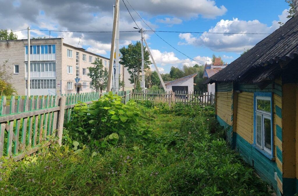 В Мяделе выкосили заросли золотарника на заброшенном участке