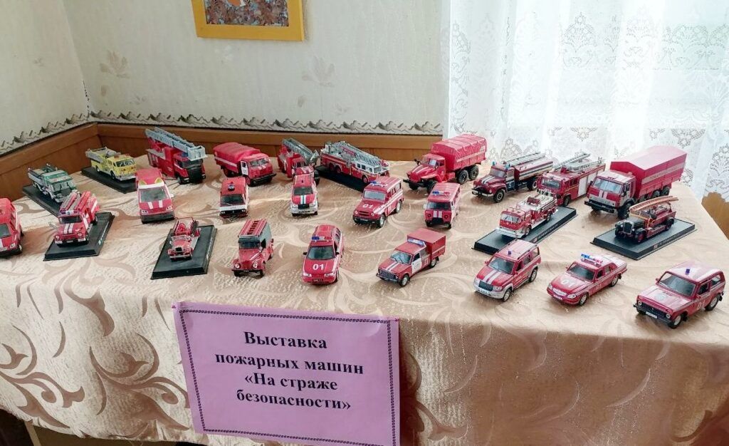 Пожарные машины в миниатюре: бывший спасатель собрал коллекцию и показывает ее односельчанам