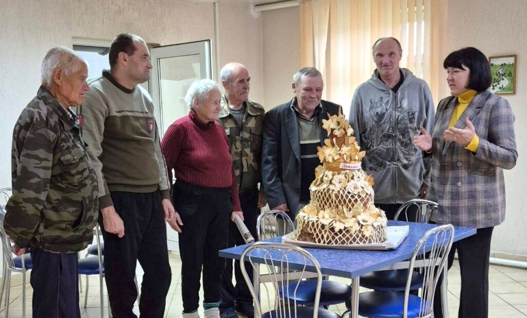 Караваем после «Дажынак» в Дзержинске угощали постояльцев соцучреждения в Узле