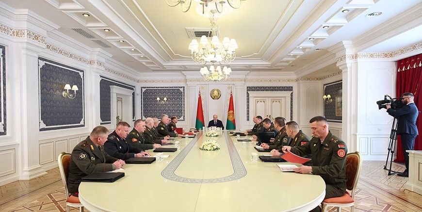 Итоги проверки внутренних войск и вопросы нацбезопасности обсудили на совещании у Лукашенко