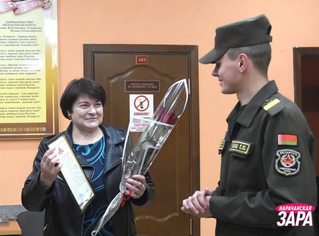 Матери военнослужащего в Мяделе вручили награду в праздник