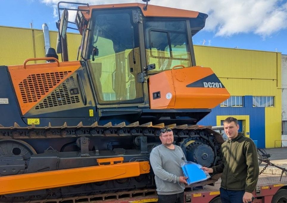 Мядельское ЖКХ пополнило автопарк новым гусеничным бульдозером