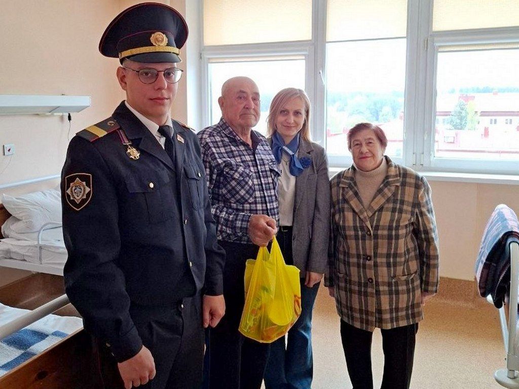 Представители Мядельского РОВД навестили ветерана и узника фашизма