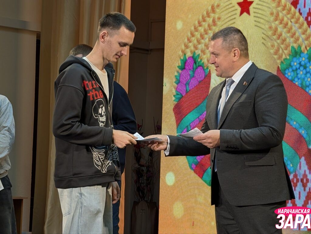 В Мяделе новобранцам вручили повестки, подарки и письма от школьников